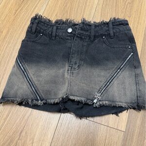 Black and Tan Frayed Denim Shorts（skirt）